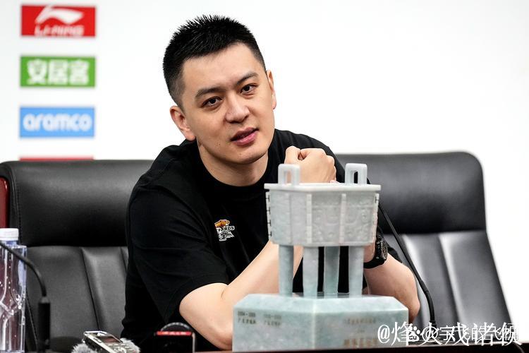 杨鸣：这些年我们经历足够多 今晚玩儿命打好